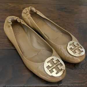 Tory Burch Reva Flats in Sand Patent